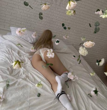 Встречусь с тобой для создания жарких моментов и незабываемых впечатлений. Я - опытная, стильная и изысканная! Приглашаю к себе в уютное гнездышко для нашего ночного веселья. Не упустите свой шанс! 5359, 21 год